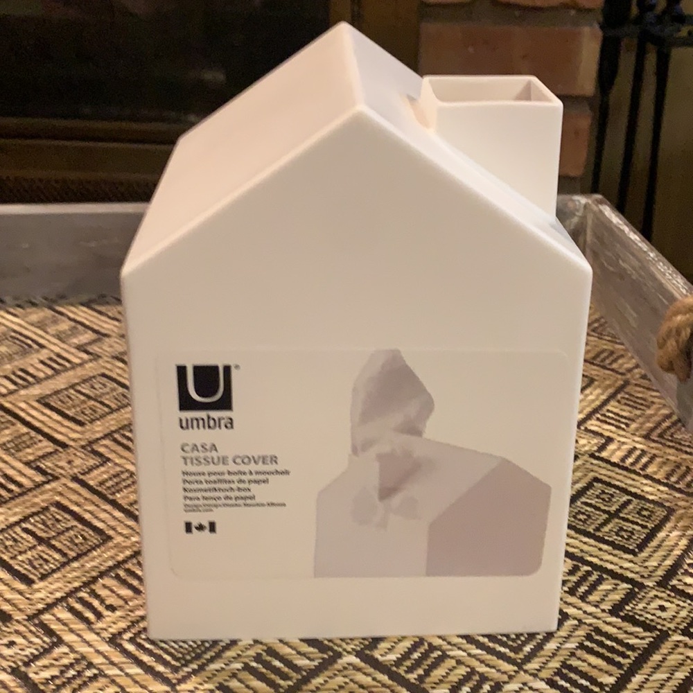 💥 $5 if bundled - UMBRA House Tissue Box Cover Casa Home silhouette NWT